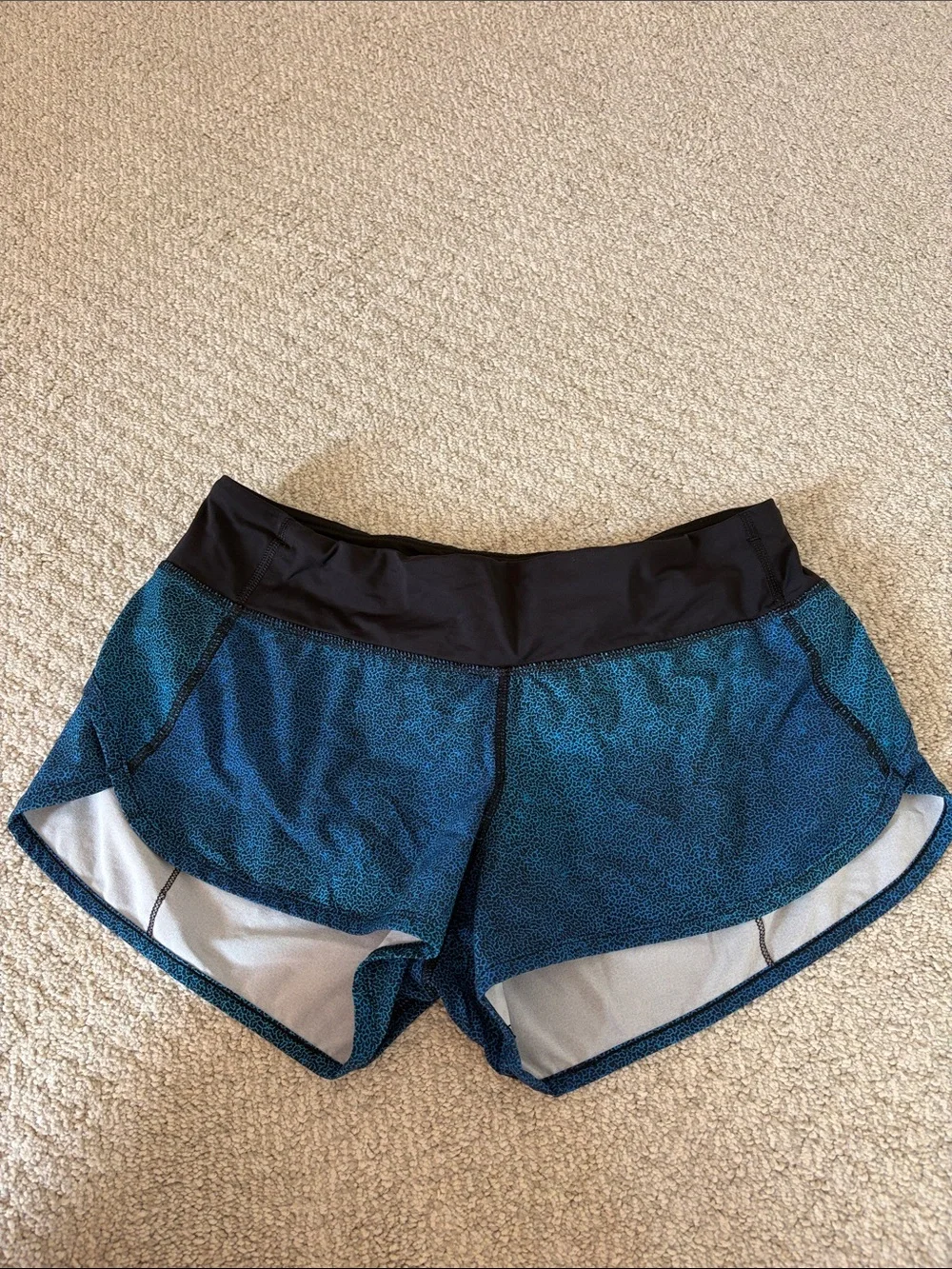 Lululemon vintage size 6 low rise speed ups 2.5 inch length - blue leopard print